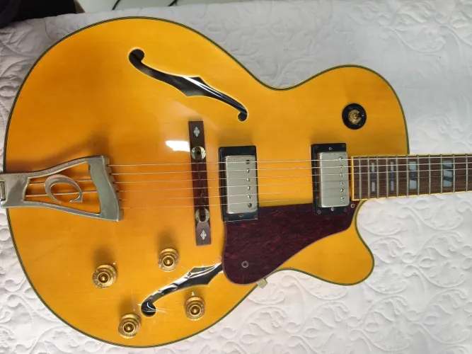 Guitarra semi acústica condor JC 16