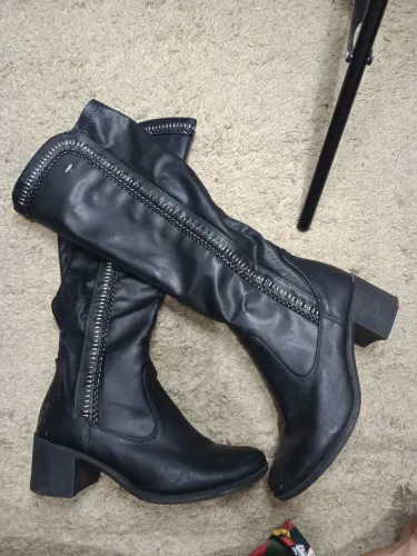 Bota Feminina Cano Longo Preta com Detalhes