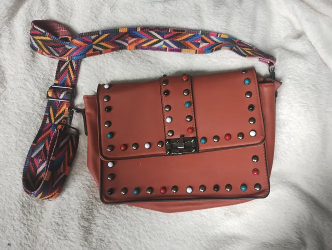 Bolsa de ombro marrom com detalhes em metal