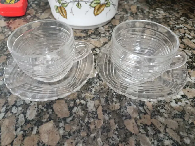 Conjunto de 2 xícaras de vidro com pires vintage.