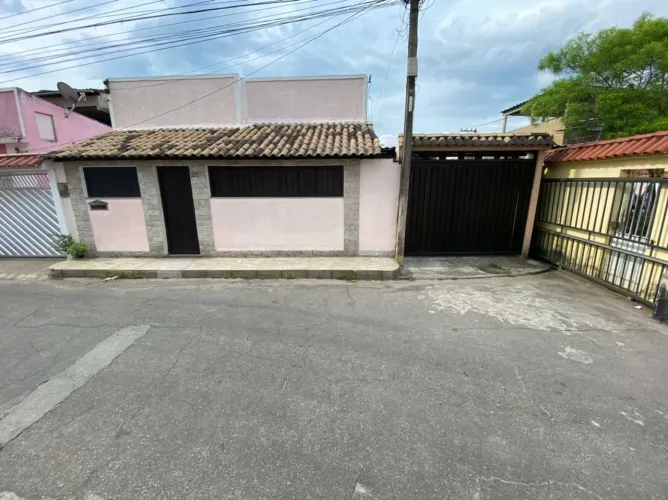 Oportunidade! Casa à Venda - 2 Quartos (1 Suíte) - Condomínio Fechado - Garagem para 2 Car