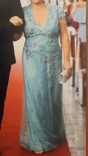 Vestido de festa azul com detalhes bordados