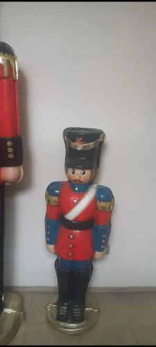 Lindo soldadinho decorativo, estilo quebra-nozes  