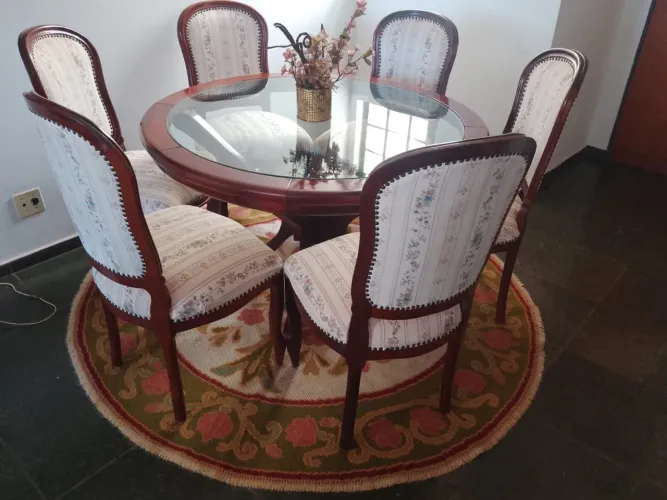 Mesa de jantar de madeira e vidro com 6 cadeiras rústicas almofadadas 