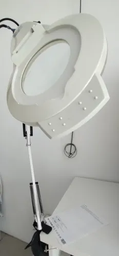 Lupa de bancada com braço articulado 
