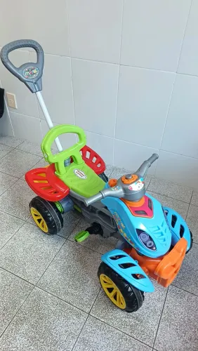 Carrinho de passeio e pedal quadriciclo colorido - Maral