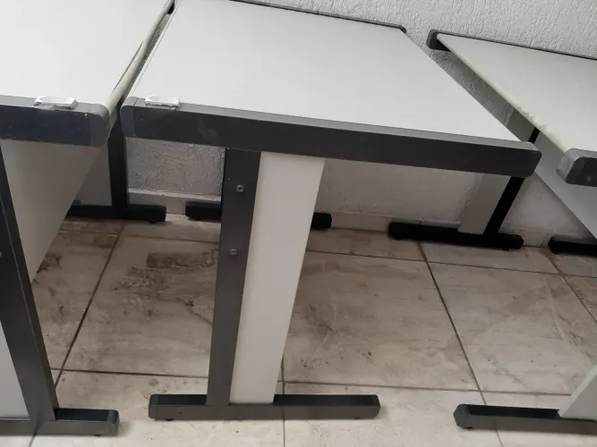Mesas para escritório de ferro eMDF grosso cinza e laterais em ferro pintado, 
