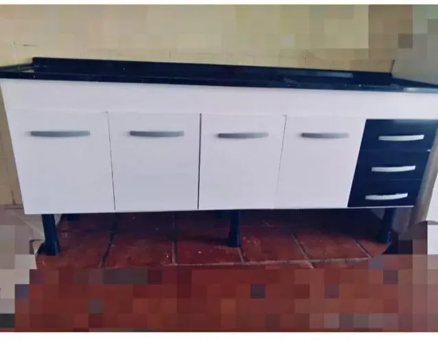 Armário de Cozinha Branco com Detalhes em Preto