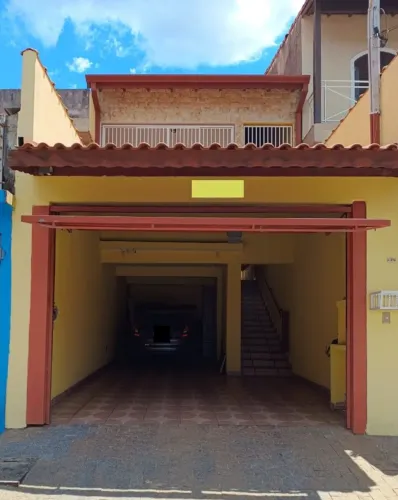 Linda casa com espaço amplo, garagem para 2 carros com portão automático e Churrasqueira