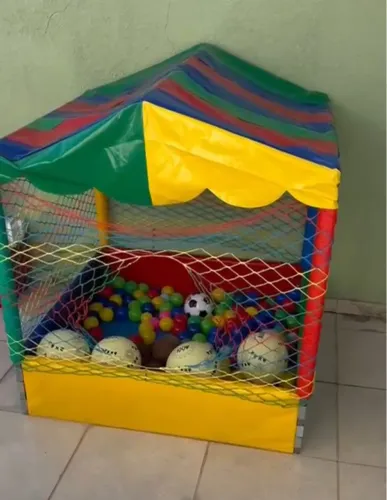 Aluguel de cama elástica e piscina de bolinhas.