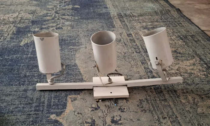 Luminaria de teto Spot em Trilho com 3 luzes direcionáveis, na cor branca