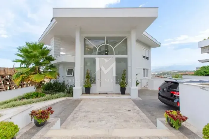 Casa em condomínio com 4 suítes e vista para o mar no Bosque das Mansões, São José/SC