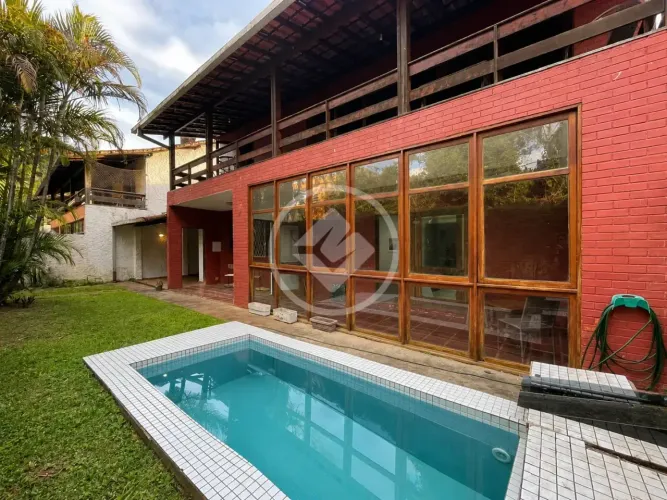 O Clima da Serra em Casa de 4 quartos no Village Comary codigo: 356056
