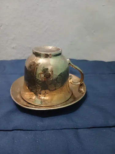 Xícara Vintage Dourada Espelhada com Pires - Porcelana Retrô"