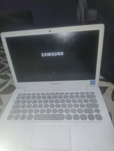 Vende-se notebook Samsung, acompanha carregador original