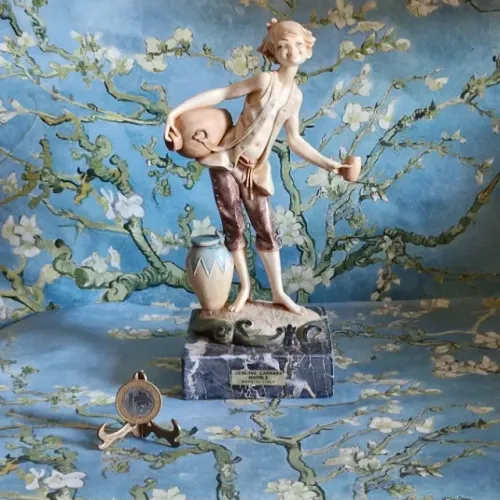 Estatueta resina italiana "depose" vintage, 24 cm base feita de autêntico mármore carrara.