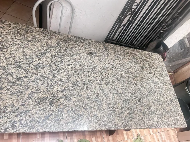 Mesa de granito com base de angelim