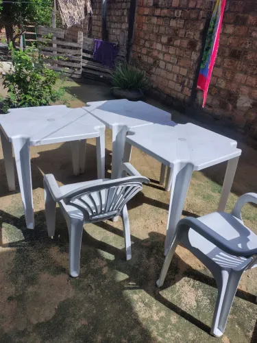 Vendo mesa e cadeiras 