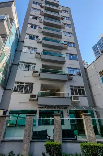 Vendo apartamento com 2 dormitórios, elevador, no centro de Balneário Camboriú!