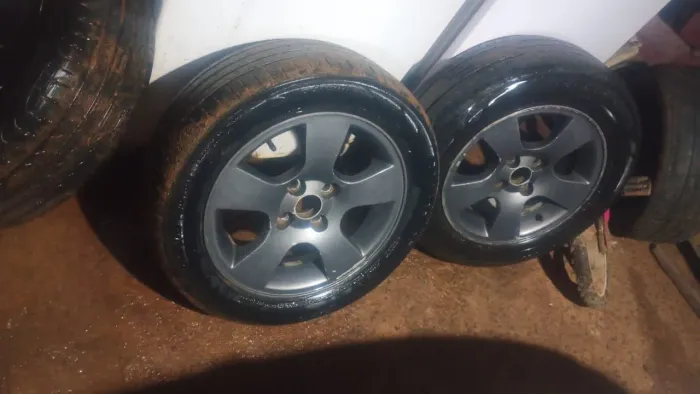 Vende -roda liga leve e pneu 