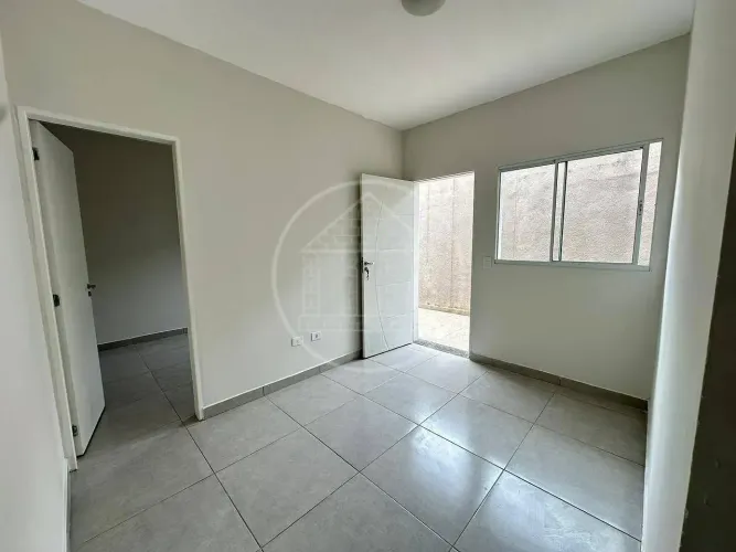 Casa para locação com vaga de garagem na Cidade Dutra