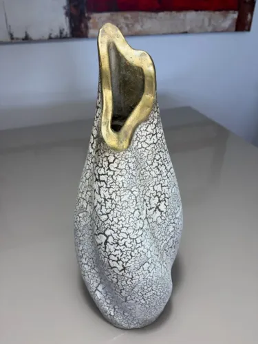 vaso cerâmico artesanal com esmalte craquelê e detalhe dourado