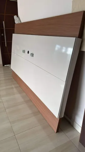 Painel de TV 55 em MDF - Branco com Amadeirado Moderno