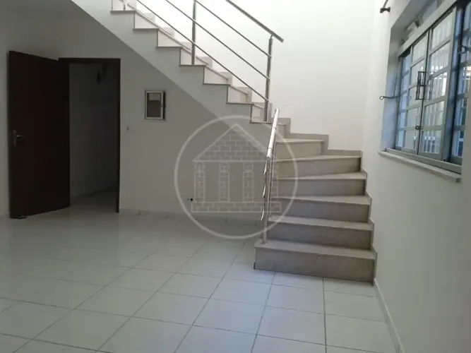 Sobrado para Locação com 3 Quartos (Suite) e 2 Vagas na Vila Friburgo