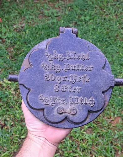 Antiguidades / forma antiga para fazer Waflles Conhecido como Boleira com receita alemã 