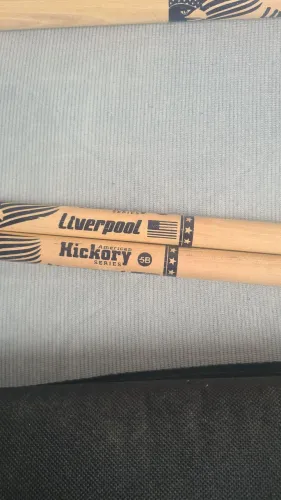Baquetas ,5a 5b mais beg dois pares 5b hicory, 2 pares 5a 