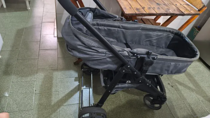 Carrinho de bebê com bebê conforto Galzerano 