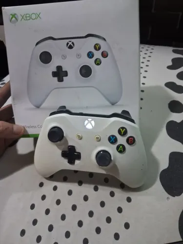 Controle XBOX sem fio.