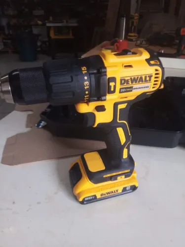 Parafusadeira Dewalt original 2 baterias brusheles  nova sem uso!