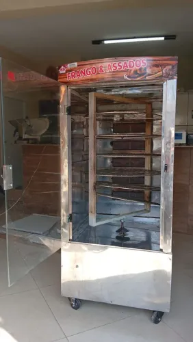 Máq.de assar carnes e frangos c/ grelhas giratória