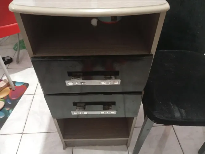 vendo cômoda e cadeira de veludo 60