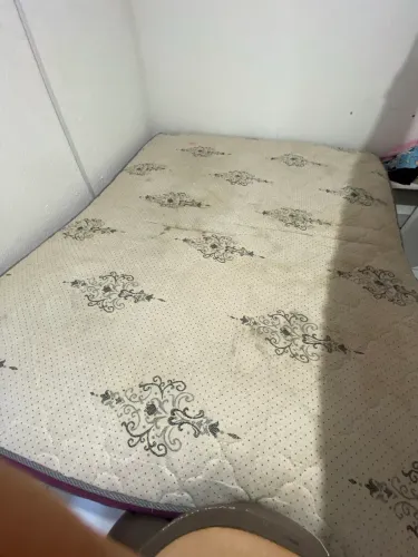 Cama queen usada só mandar limpa é tá nova