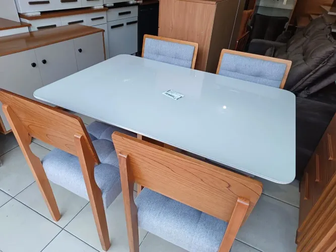 Jogo Completo De Mesa De Jantar com 4 cadeiras.