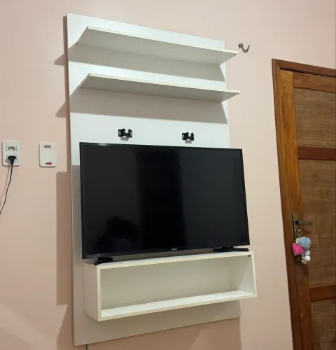 Painel branco, ja vem com o apoio para colocar TV