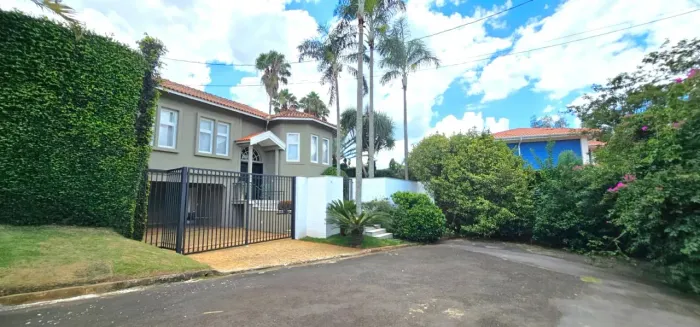 Casa em condomínio fechado à venda na região do Gramado em Campinas, 316 m² de área.