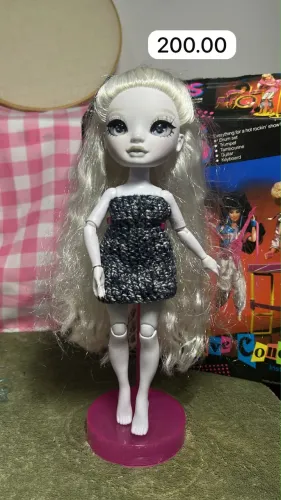 Boneca Rainbow high 