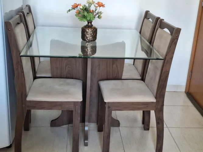 Mesa com as 4 cadeiras c/pouquíssimas avarias