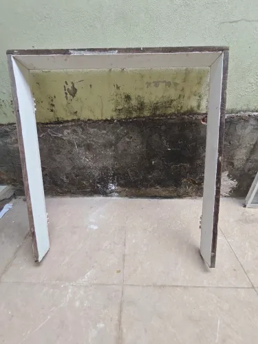 Janela de pau'darco pintada.