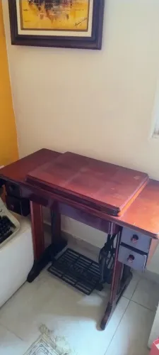 Maquina de Costura antiga reliquia Singer com móvel