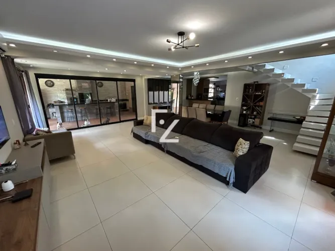 Casa em um dos condomínios mais exclusivos da Taquara, com 4 quartos, sendo 3 suítes com c