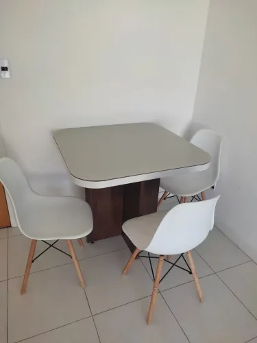 Mesa com 3 cadeiras