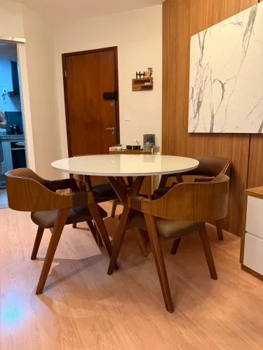 Mesa redonda com cadeiras concha 