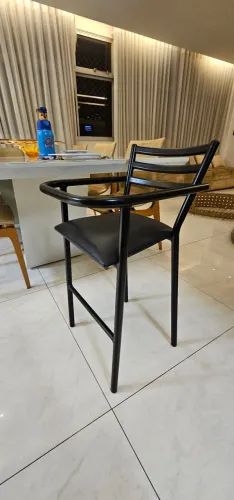 Banqueta alta infantil com braços