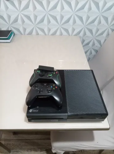 Xbox one sendo 1 controle original e outro paralelo