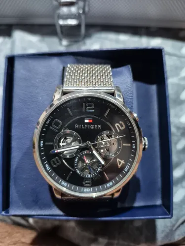 Tommy Hilfiger Masculino, modelo multifunção com pulseira em aço tipo "mesh" malha