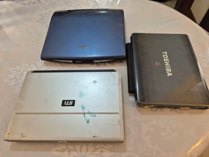 Lote 3 notebooks Toshiba STI com defeito